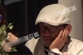 王宝强与冯清享受烛光晚餐，打扮儒雅精致，女方说不停像在下命令图片