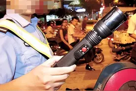 真实案例，3名民警用电击枪殴打嫌疑人，法院认为态度好，不处罚图片