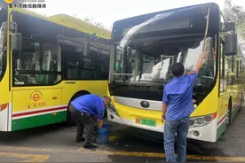 随时准备着！公交司机做好车辆检修保养待出发图片
