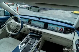 岚图FREE的首创一体升降三联屏表现如何？图片