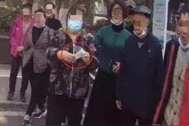 四川大妈在散步时捡到一亿五千万支票，惊动警方图片
