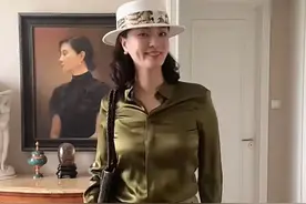 央视美女刘芳菲身材真好，缎面衬衫配高腰阔腿裤，比例感一目了然图片