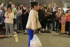 “波霸奶茶”老板娘穿着性感引发争议，遭人举报后想换掉性感风格图片