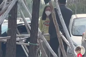 网红裴多多疑似被家暴！老公站路边狂扇其耳光，大声吼叫举止吓人图片