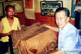 2005年，男子借9万买破袈裟，发现夹层有裹尸布，后拍出1.3亿天价图片