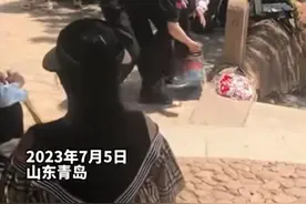 保安驱赶卖冰棍老人，不是心狠，他不作为会有何下场？图片