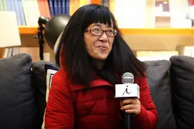 余秀华被爆喝醉后尿裤子，历史上还有7位女作家也爱喝酒图片