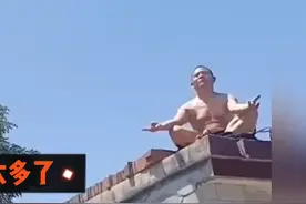 三伏天晒背养生？河北一男子烈日下光膀晒背，称“晒出寒气比吃药强”，医生建议：因人而异，注意时间和方式图片