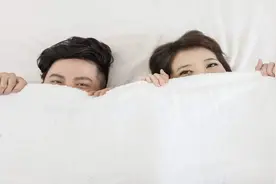 同房后，女性身体发热、发红？医生：这是性红晕！男女要早了解！图片