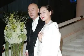 张卫健真宠妻子！张茜拎20万大牌包打扮显质感，狠狠拿捏住贵妇范图片