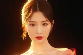 毛晓彤，清爽干练的短发美女，出水芙蓉般的容貌，太甜美啦图片