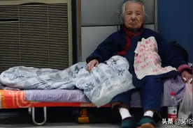河南50岁男子想成家，遭母亲极力阻挠，男子将母亲的东西扔出家门图片