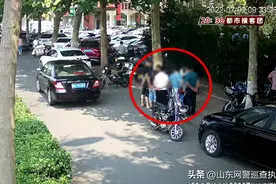 男子路边看“看热闹”，不想竟被一个铃铛骗了……图片