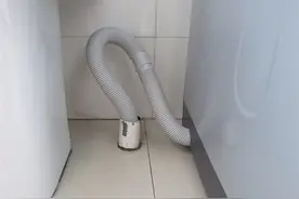 今天才知道：洗衣机排水管不能直接插进地漏！怪不得家里总有异味图片