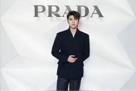 指鹿为马？PRADA工作人员文案写错，蔡徐坤被骂不是代言人？图片