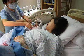 21岁产妇分娩时没忍住拉出大便，医生大喊：忍住，别用力图片