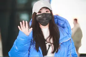 少女感天花板！张含韵蓝白搭配演绎冬日穿搭对镜挥手少女感满分图片