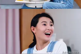 比初恋还让人念念不忘的是，你在春天穿了一条背带裤图片