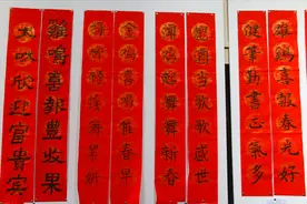贴福字和贴春联的传统文化，让孩子了解一下，贴对念对不闹笑话图片