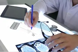 两位脑梗患者，一个吃安宫牛黄丸，一个拨打120，结果有何区别？图片
