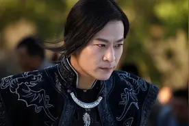 事实证明，于毅不是“消失”了，44岁的他，早已走上另一条大道！图片