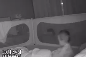 1岁多儿子贴心给睡觉妈妈盖被子，随后自己乖乖睡下图片