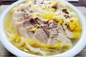 让舌尖惊艳的美味！教你营养解馋的酸菜羊肉，爽口过瘾超好吃图片