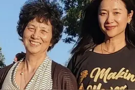 徐静蕾素颜合影，脸上黄斑颈纹都不遮掩了，老态相跟妈妈一模一样图片