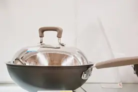 央视曝光毒铁锅，化工废桶制作铁锅，长期使用危害健康？图片