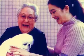 巩俐：家人相继离世，如今57岁的我不敢老去，还要照顾老母亲图片