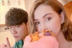 周杰伦晒夫妻合照，昆凌手拿甜品卖萌，周董大秀恩爱：有比你甜吗图片