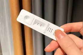 宝宝阳了，高烧39度却跟没事儿人一样，难道脑子烧坏了么图片