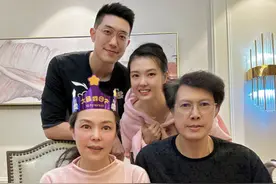 张常宁一家四口再同框！母亲53岁生日像35，父亲年过花甲精神抖擞图片