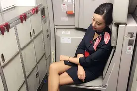 长途飞行，空姐是如何在飞机上休息的？原来有隐藏空间图片