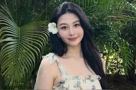 邱淑贞女儿沈月晒美照，穿吊带裙秀身材，像年轻时的妈妈星味十足图片