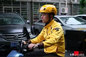 江苏银行行长，丢掉"铁饭碗"开始创业，51岁成外卖小哥：乐在其中图片