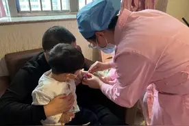 三岁之前，性别不详，这个小孩太不幸了图片