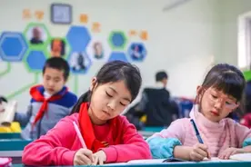 课后延时服务将被取消？部分地区已经实施，家长对此深有感想图片