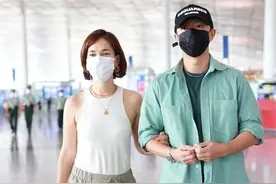 韩庚娇妻真不会穿，“梨形身材”穿阔腿裤腿好短，搭老头衫显肚腩图片