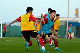 世界足坛疯狂一夜：曼城3-1+曼联2-0，巴萨夺11连胜，U20国青0-2图片