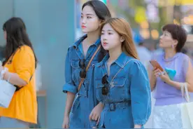 两个时尚女生，穿着同款蓝色连体牛仔服，配上黑皮靴，又酷又帅图片