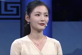 美女自称祖传砖头值五亿，遭观众群嘲，专家看后忙问：祖上何人？图片