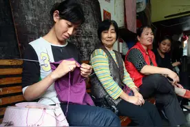 公婆每月出5千，想请儿媳回来伺候，儿媳却哭诉：我宁愿上班赚3千图片