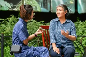 微胖的中年女人应该穿松还是穿紧？萨日娜的搭配技巧很高级图片