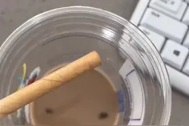 顾客称瑞幸咖啡喝一半疑似发现有虫蠕动 店家：查看监控操作上没问题图片