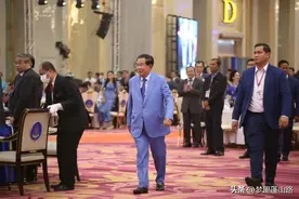 洪森首相带领一群富商幸福，西哈莫尼国王却和贫困百姓站在一起！图片