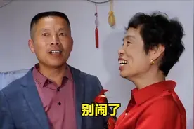50岁大妈嫁头婚男，婚礼现场撒娇要亲亲，大叔：你饶了我吧图片