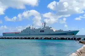 人民海军驰援汤加编队有看头，这艘巨舰为何是航母远航的底气？图片