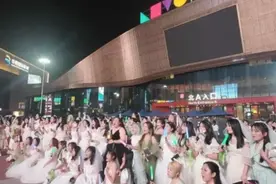 女生穿婚纱看王源演唱会被分手系谣言，当事人：聊天记录是伪造图片