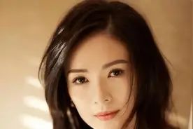 十位被占便宜的当红女星，杨幂被当众扯摸大腿，刘亦菲最有话语权图片